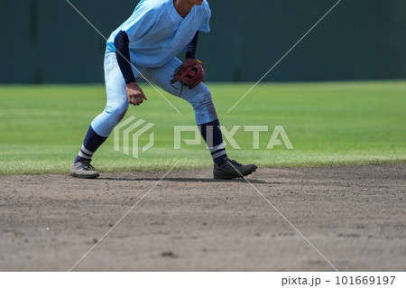 野球の試合中にショートを守る内野手 野球の試合中にショートを守る内野手 101669197