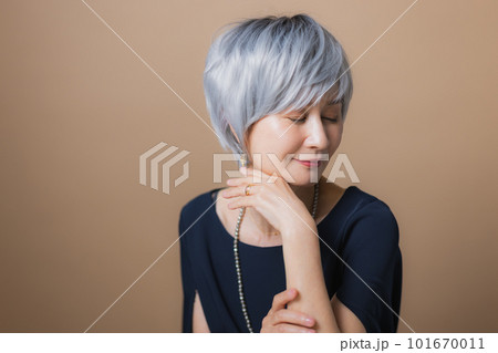 グレイヘアの女性　 101670011