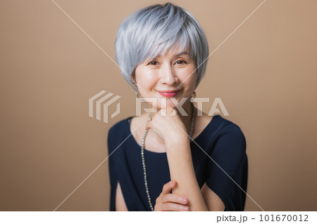 グレイヘアの女性　 101670012