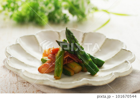 アスパラガスとベーコンのバターソテー 101670544