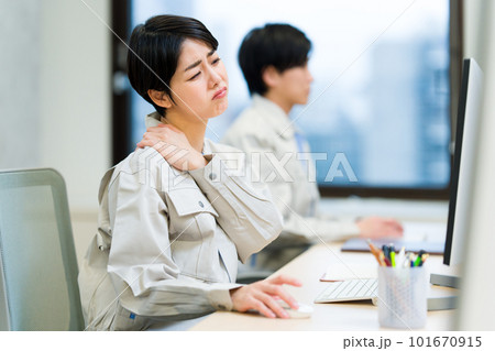 作業着を着た疲れたビジネスウーマン 101670915