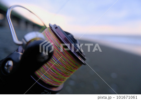 早朝の浜辺で使われる、PEラインが巻かれたリール 早朝の浜辺で使われる、PEラインが巻かれたリール 101671061