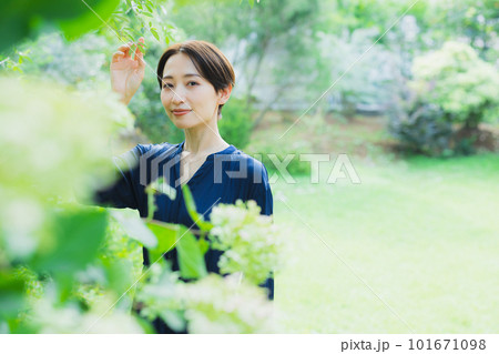 庭でリラックスする女性 庭でリラックスする女性 101671098
