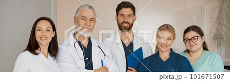 Portrait of a group of happy and successful doctors and nurses in hospital 101671507