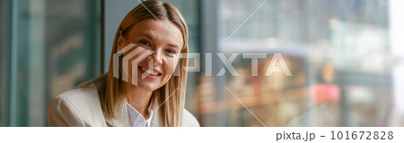 Smiling businesswoman having lunch and making notes while working in cafe 101672828