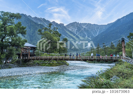 早朝の上高地　河童橋と穂高連峰【長野県・松本市】 101673063