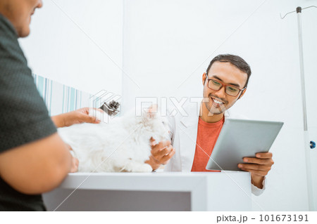 a male vet bring a tablet a male vet bring a tablet 101673191