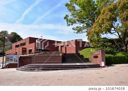 藤枝市　蓮華寺池公園の藤枝市郷土博物館・文学館と新緑 101674038