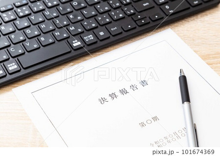 パソコンと決算報告書 101674369