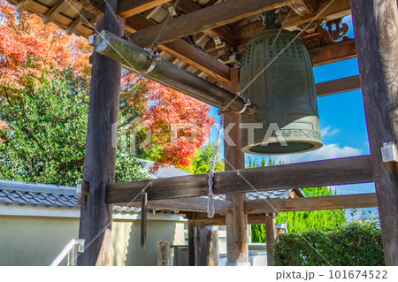 京都北山の源光庵の紅葉 鐘楼ともみじ 京都北山の源光庵の紅葉 鐘楼ともみじ 101674522