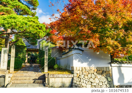 京都北山の源光庵の紅葉 参道と総門 京都北山の源光庵の紅葉 参道と総門 101674533