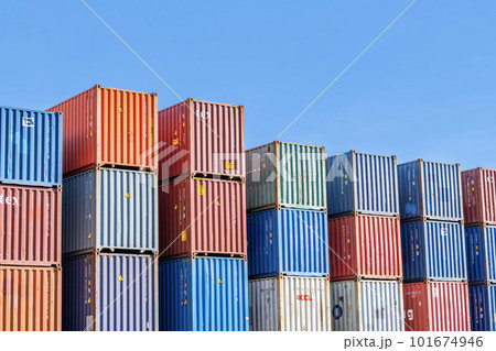 積み上げられた様々な色の輸送コンテナ 101674946