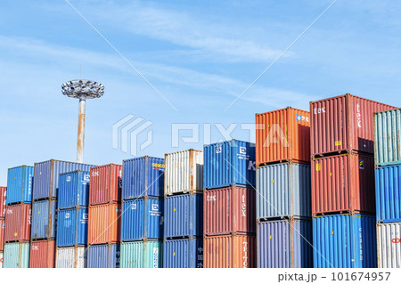 積み上げられた様々な色の輸送コンテナ 101674957