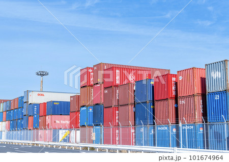 積み上げられた様々な色の輸送コンテナ 101674964