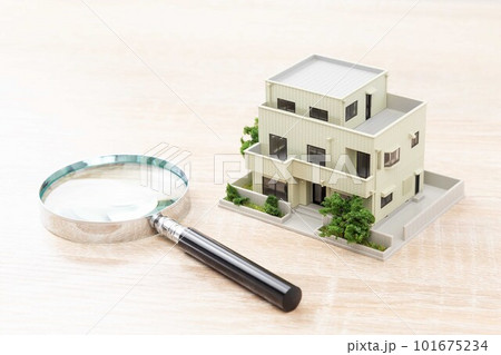 住宅模型と虫眼鏡 101675234