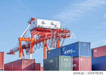 積み上げられた様々な輸送コンテナとガントリークレーン(貿易イメージ) 積み上げられた様々な輸送コンテナとガントリークレーン(貿易イメージ) 101676291
