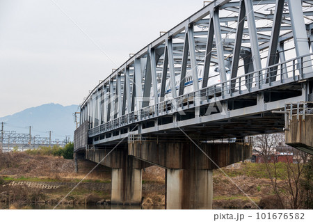 桂川に架かる新幹線の鉄橋 101676582