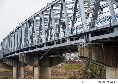 桂川に架かる新幹線の鉄橋 桂川に架かる新幹線の鉄橋 101676583