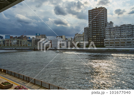 東京両国の風景隅田川に架かる総武線鉄橋 101677040