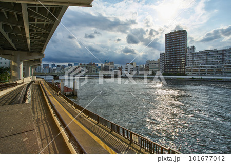 東京両国の風景隅田川 101677042