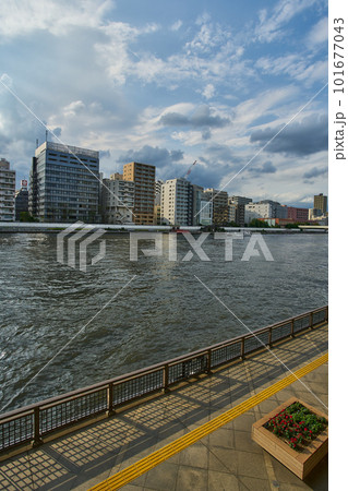 東京両国の隅田川に架かる橋から見た風景 101677043