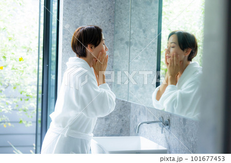 洗面所　バスローブの女性 101677453