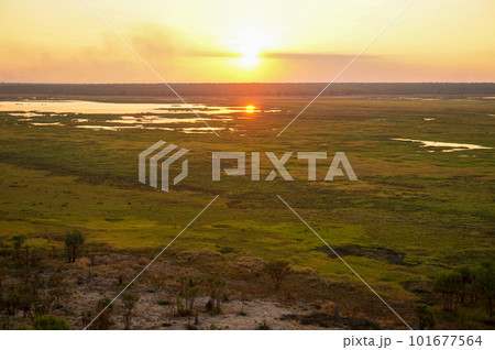 カカドゥ国立公園の大平原に沈む夕日 カカドゥ国立公園の大平原に沈む夕日 101677564