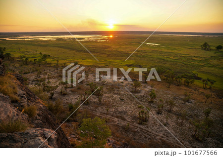 カカドゥ国立公園に広がる大平原の夕景 101677566