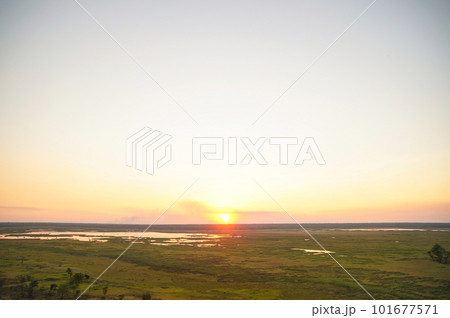 カカドゥ国立公園のウビルから望む夕暮れ 101677571