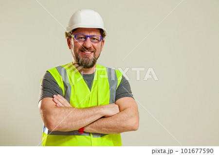 worker in a vest and white helmet 101677590