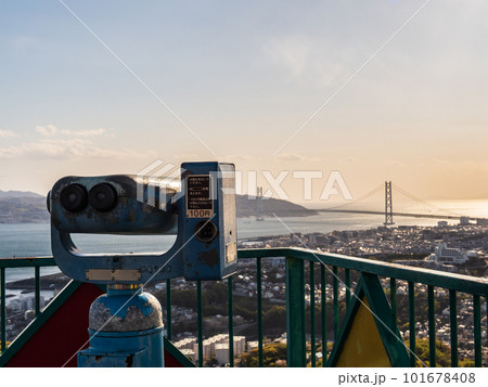 夕暮れの明石海峡大橋を望むコイン式双眼鏡（兵庫県） 101678408