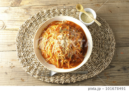 大盛りミートソースパスタを俯瞰で撮影 大盛りミートソースパスタを俯瞰で撮影 101678491