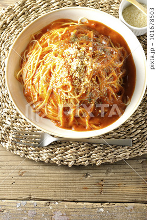 大盛りミートソースパスタを俯瞰で撮影 101678503