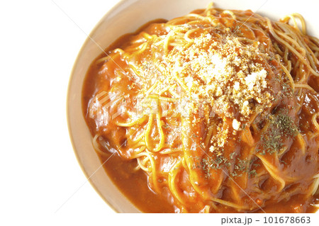 大盛りミートソースパスタを白背景で俯瞰撮影 大盛りミートソースパスタを白背景で俯瞰撮影 101678663