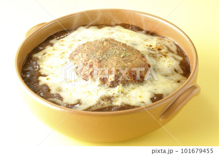 たっぷりのチーズとハンバーグが乗っている熱々焼きカレー たっぷりのチーズとハンバーグが乗っている熱々焼きカレー 101679455