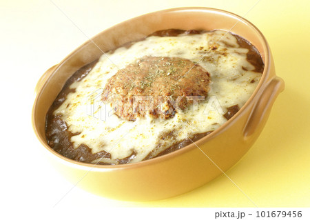 たっぷりのチーズとハンバーグが乗っている熱々焼きカレー たっぷりのチーズとハンバーグが乗っている熱々焼きカレー 101679456