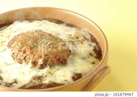 たっぷりのチーズとハンバーグが乗っている熱々焼きカレー たっぷりのチーズとハンバーグが乗っている熱々焼きカレー 101679467