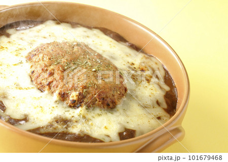 たっぷりのチーズとハンバーグが乗っている熱々焼きカレー たっぷりのチーズとハンバーグが乗っている熱々焼きカレー 101679468