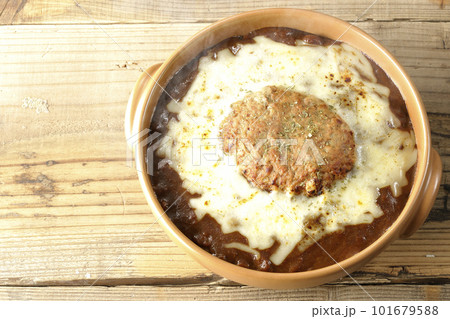 たっぷりのチーズとハンバーグが乗っている熱々焼きカレーを俯瞰で撮影 たっぷりのチーズとハンバーグが乗っている熱々焼きカレーを俯瞰で撮影 101679588