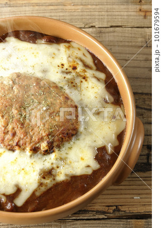 たっぷりのチーズとハンバーグが乗っている熱々焼きカレーを俯瞰で撮影 たっぷりのチーズとハンバーグが乗っている熱々焼きカレーを俯瞰で撮影 101679594