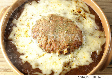 たっぷりのチーズとハンバーグが乗っている熱々焼きカレーを俯瞰で撮影 たっぷりのチーズとハンバーグが乗っている熱々焼きカレーを俯瞰で撮影 101679595