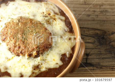 たっぷりのチーズとハンバーグが乗っている熱々焼きカレーを俯瞰で撮影 たっぷりのチーズとハンバーグが乗っている熱々焼きカレーを俯瞰で撮影 101679597