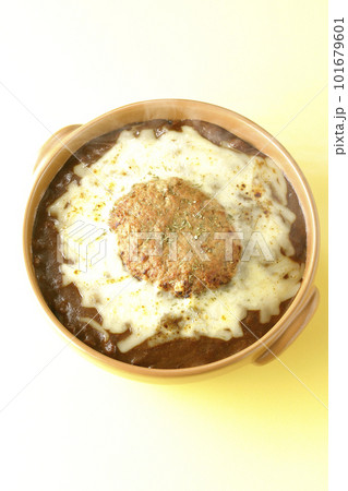 たっぷりのチーズとハンバーグが乗っている熱々焼きカレーを俯瞰で撮影 たっぷりのチーズとハンバーグが乗っている熱々焼きカレーを俯瞰で撮影 101679601