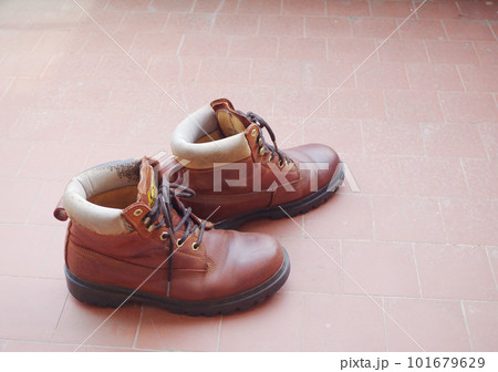 使い込んだ革靴　歩み 101679629