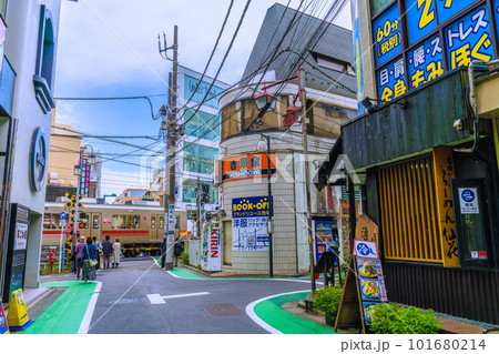 日本の東京都市景観 自由が丘駅前の踏切などを望む 日本の東京都市景観 自由が丘駅前の踏切などを望む 101680214