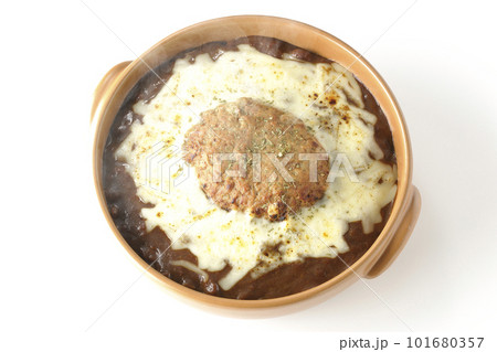 たっぷりのチーズとハンバーグが乗っている熱々焼きカレーを白背景で俯瞰撮影 たっぷりのチーズとハンバーグが乗っている熱々焼きカレーを白背景で俯瞰撮影 101680357