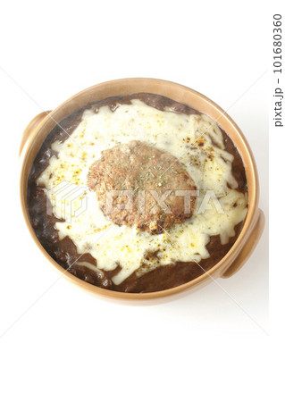たっぷりのチーズとハンバーグが乗っている熱々焼きカレーを白背景で俯瞰撮影 たっぷりのチーズとハンバーグが乗っている熱々焼きカレーを白背景で俯瞰撮影 101680360
