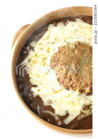 たっぷりのチーズとハンバーグが乗っている熱々焼きカレーを白背景で俯瞰撮影 たっぷりのチーズとハンバーグが乗っている熱々焼きカレーを白背景で俯瞰撮影 101680364