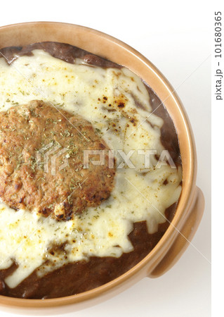 たっぷりのチーズとハンバーグが乗っている熱々焼きカレーを白背景で俯瞰撮影 たっぷりのチーズとハンバーグが乗っている熱々焼きカレーを白背景で俯瞰撮影 101680365