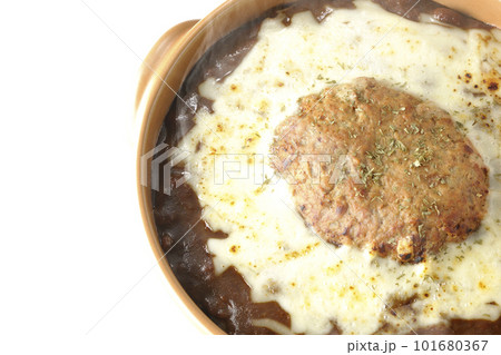 たっぷりのチーズとハンバーグが乗っている熱々焼きカレーを白背景で俯瞰撮影 101680367